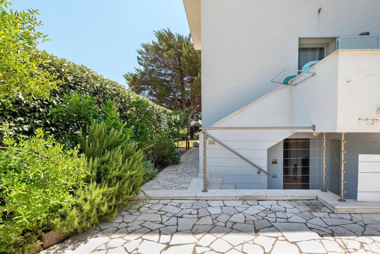 Charming Seafront Apartment With Garden And Patio Fertilia Exterior photo